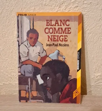 Livre de poche blanc comme neige