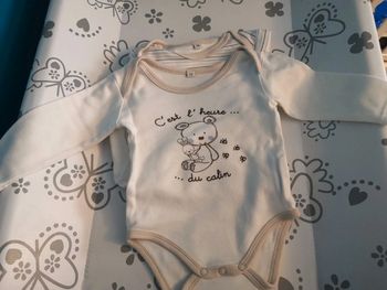 Lot de 3 Bodys oursons + lot de 2 Bodys  6 mois