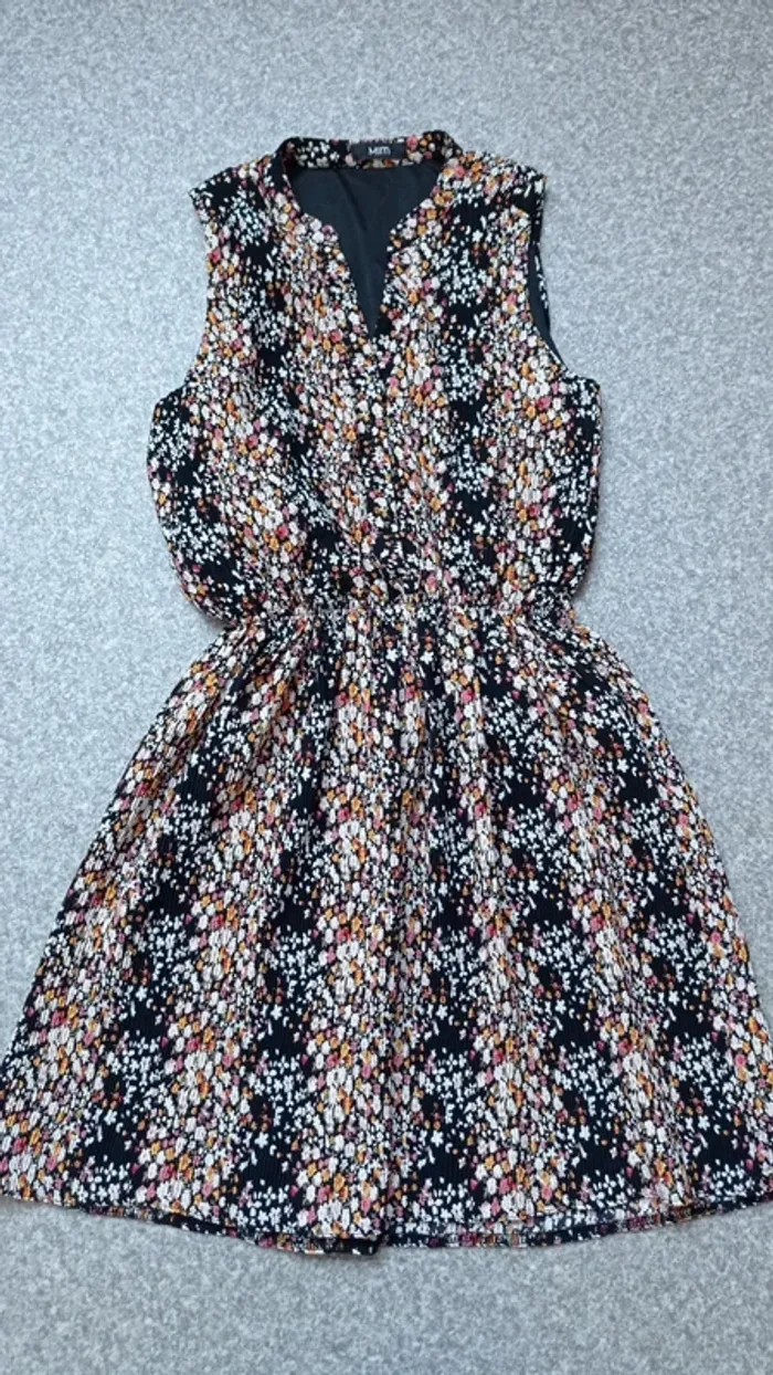Robe 👗 neuve marque MIM
Taille S
Tissu gaufré