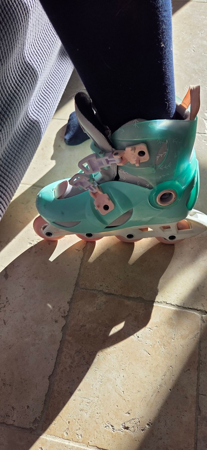 Rollers évolutifs fillevitesse. Un roulement adapté pour des sorties rallongées !
Le roller en ligne solide, confortable et réglable sur 3 tailles ! Le maintien et le roulement ont été travaillés pour s'initier en toute sécurité.
Taille 34-36
Prix d'acha - photo numéro 4