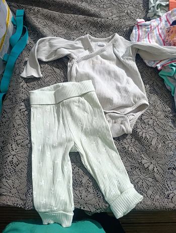Lot body et pantalon 9 mois
