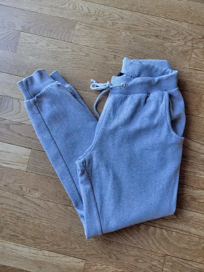 Jogging gris Tessentials – Taille S – Confort & Style