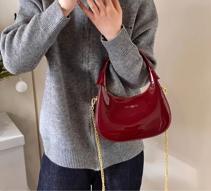 Sac besace bordeaux minimal et chic pratique, élégant et prêt à vous accompagner partout ! - photo numéro 4