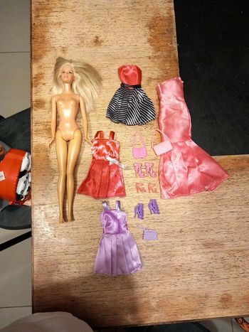 Poupée Barbie + 4 robes, chaussures et sacs assortis