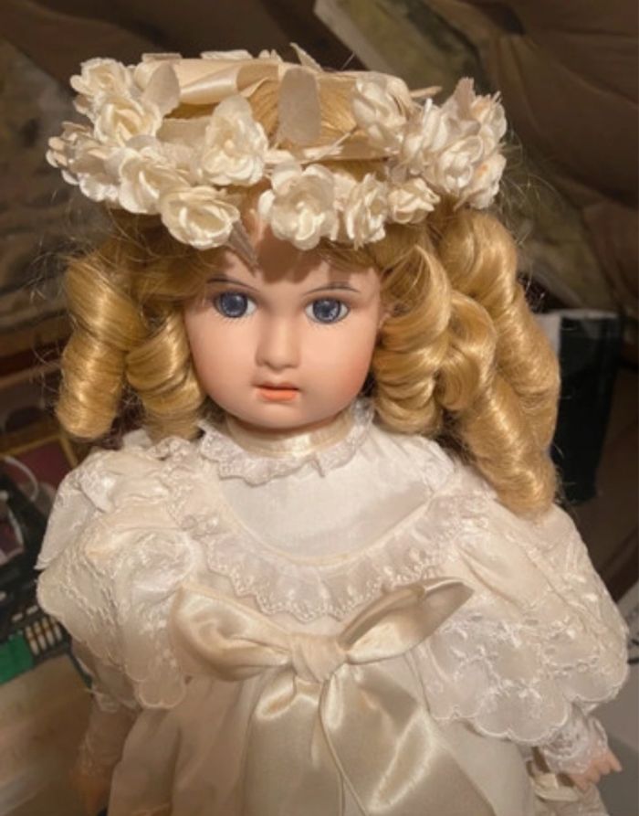 Poupée de collection en porcelaine Clémence de Mundia