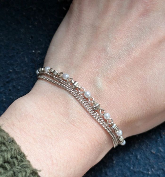 Bracelet fantaisie a perles blanches