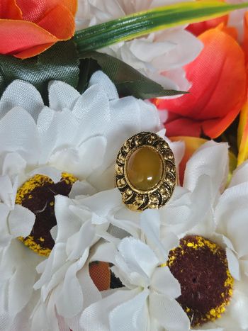 Bague ajustable avec sa pierre jade de miel