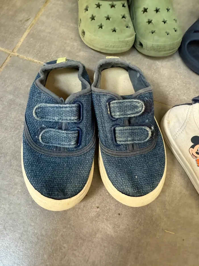 Lot 4 paires chaussures baskets toiles Mickey + crocs sabots pointure 25 - photo numéro 2