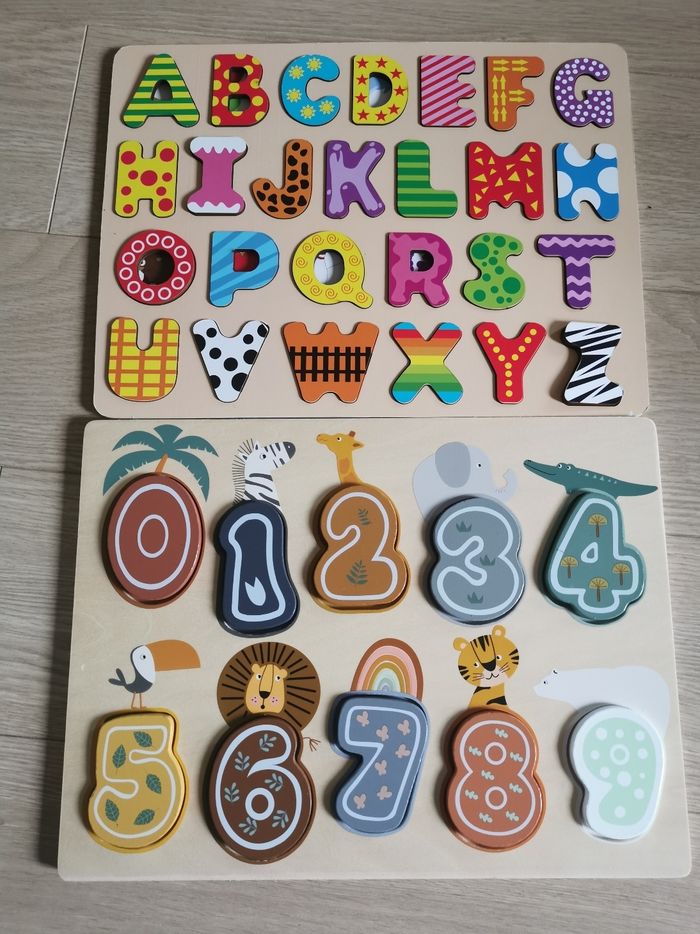 Lettres et chiffres en bois. Abécédaire