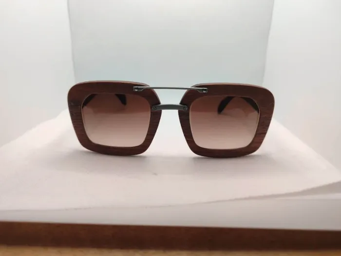 Lunettes de soleil Prada en bois et acétate marron