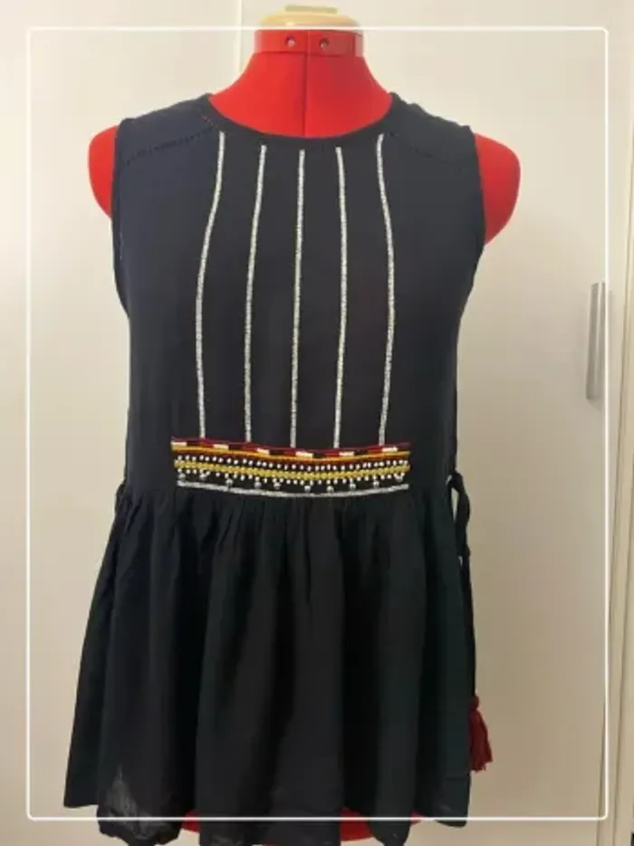 Top péplum noir et pompon bordeaux Etam