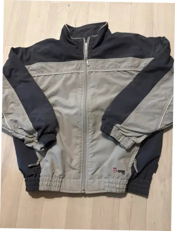 Veste de jogging décathlon 8 ans grise très bon état