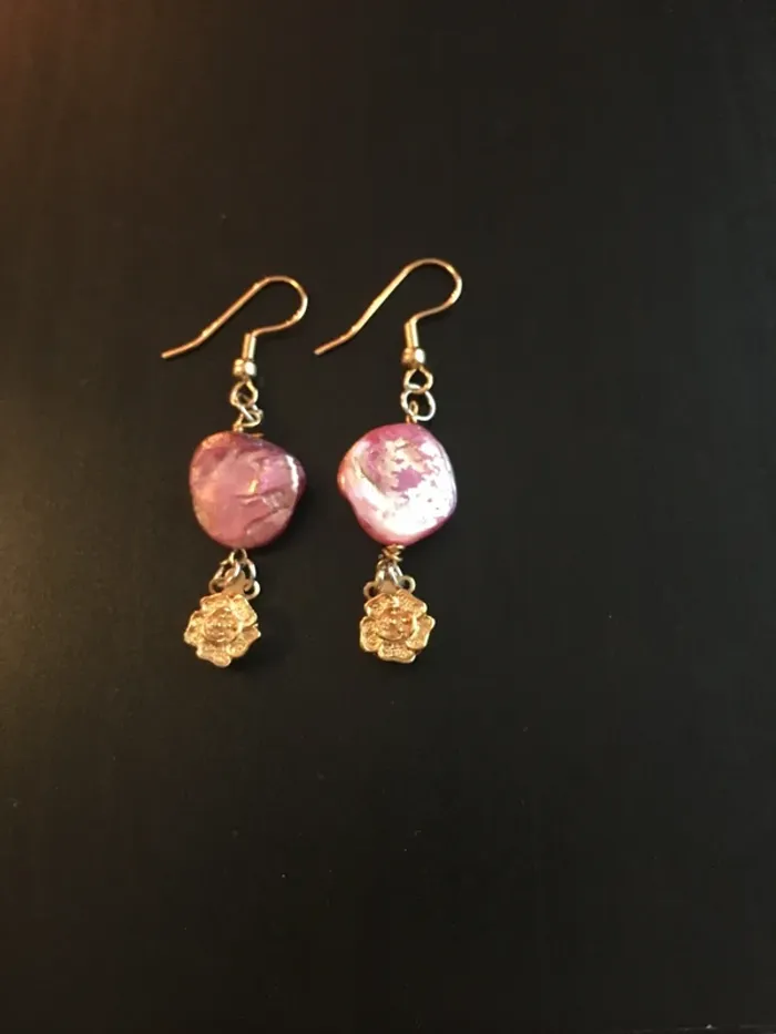 Boucles d’oreilles en nacre teintée rose - photo numéro 2