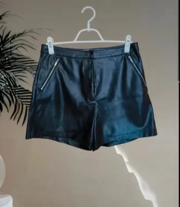 Short noir en simili cuir taille 40