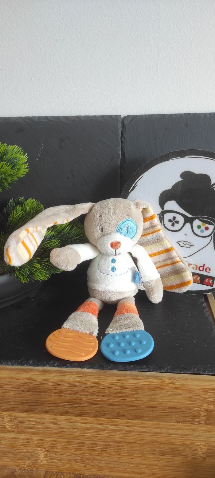 Doudou lapin Tex baby chien cocard bleu dentition orange pull blanc Rayé Peluche