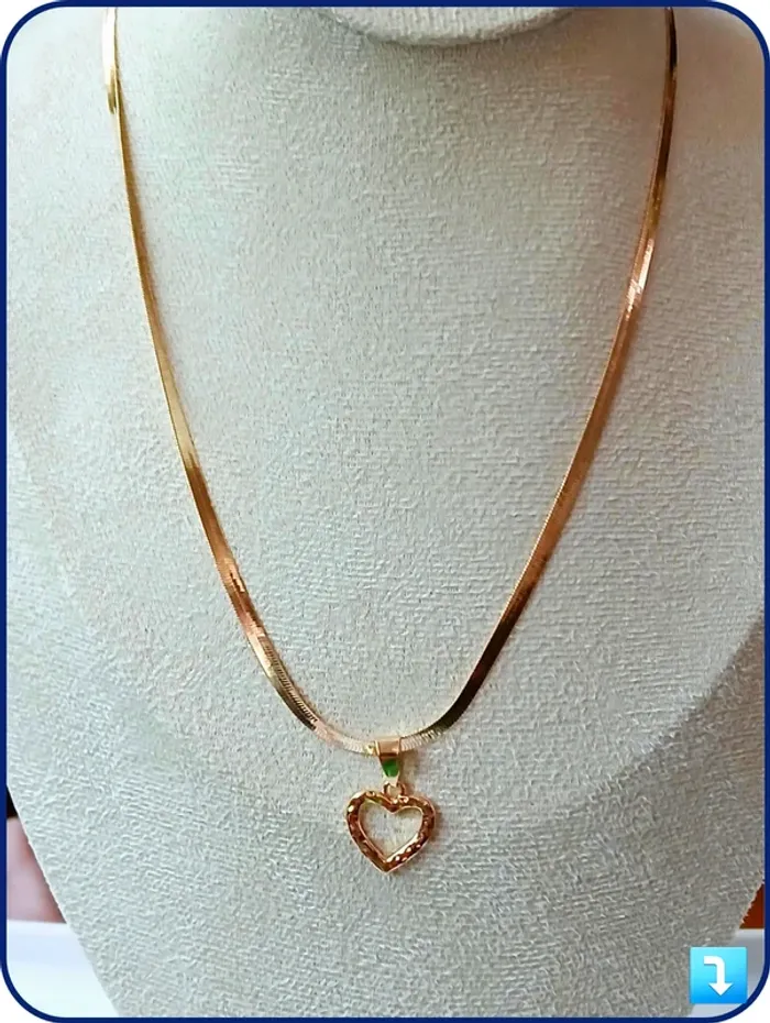 Collier doré maille serpent avec cœur martelé – tendance, chic et moderne