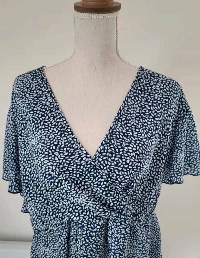 Blouse manches courtes bleue marine et blanche Shein Curve Taille 3XL ou 46 - photo numéro 2