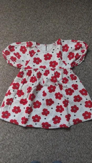 Très jolie robe 3 ans à fleurs rouges