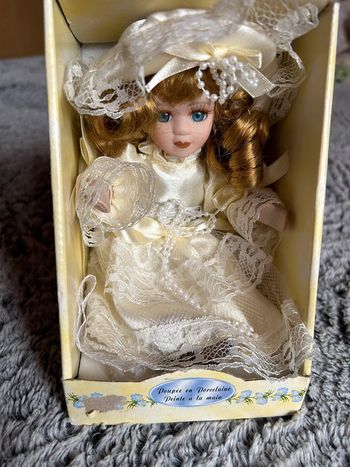 Poupée en porcelaine