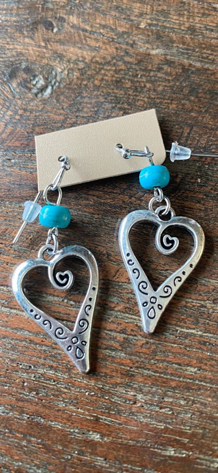 Magnifiques boucles d’oreilles argentées cœurs, perles et turquoise