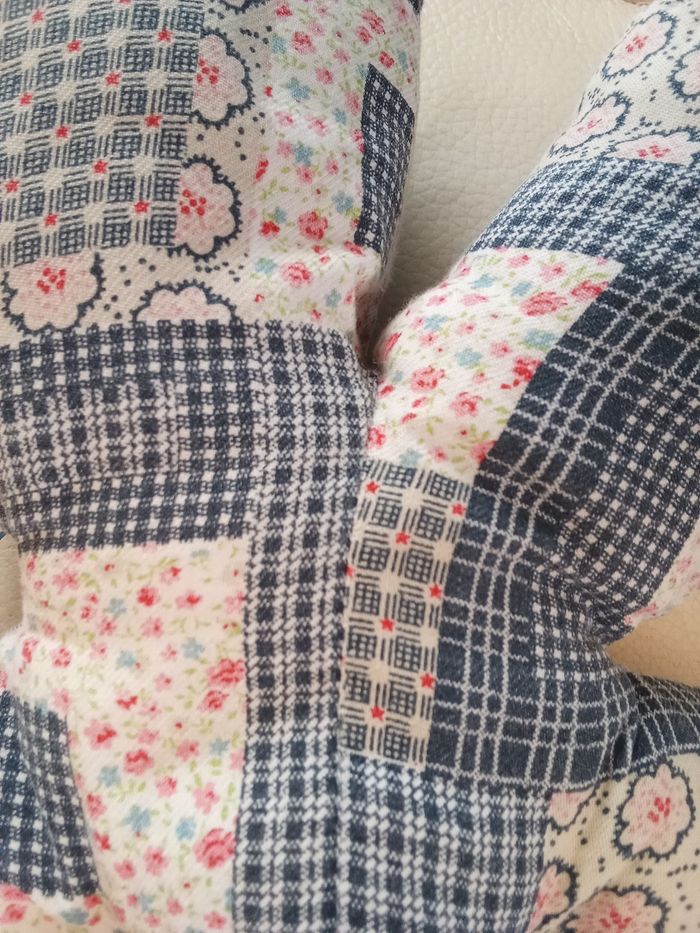 Doudou Moulin Roty vite un câlin poupée chiffon tissu 1997 bleu marine tissu style  patchwork  fleurs fleuri floral visage peint - photo numéro 10