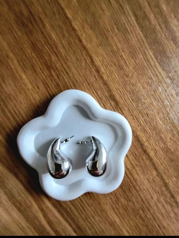 Boucle d’oreille goutte d'eau argentée brillante – bijou minimaliste chic femme – style moderne - photo numéro 5