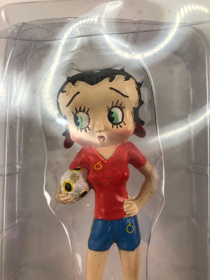 Betty boop joueuse de foot statuette résine - photo numéro 2