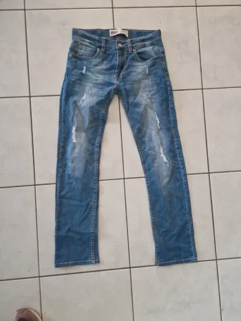Jeans levis 511 taille slim 12 ans tres bon etat