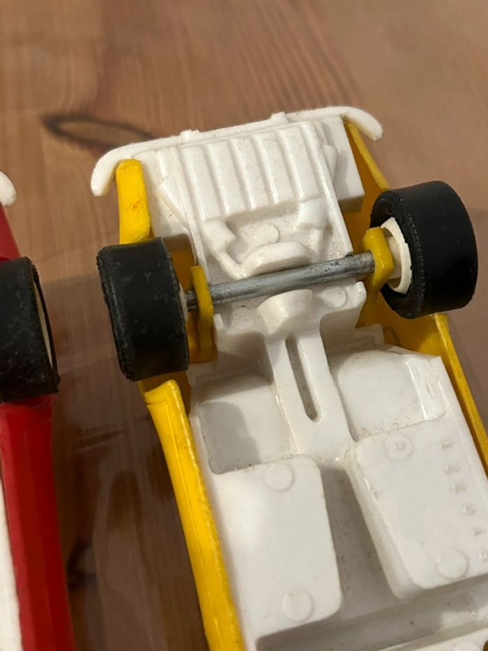 Lot de 2 anciennes chevrolets corvette Tonka en plastique  jaune et rouge 1/24 1970 - photo numéro 9