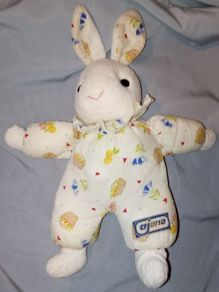 doudou lapin blanc tissu chiffon peluche Ajena blanc crème vintage ancien posture debout marque Ajena nez brodé fil roses yeux noirs durs plastique tissu chiffon fleuri floral fleurs - photo numéro 7