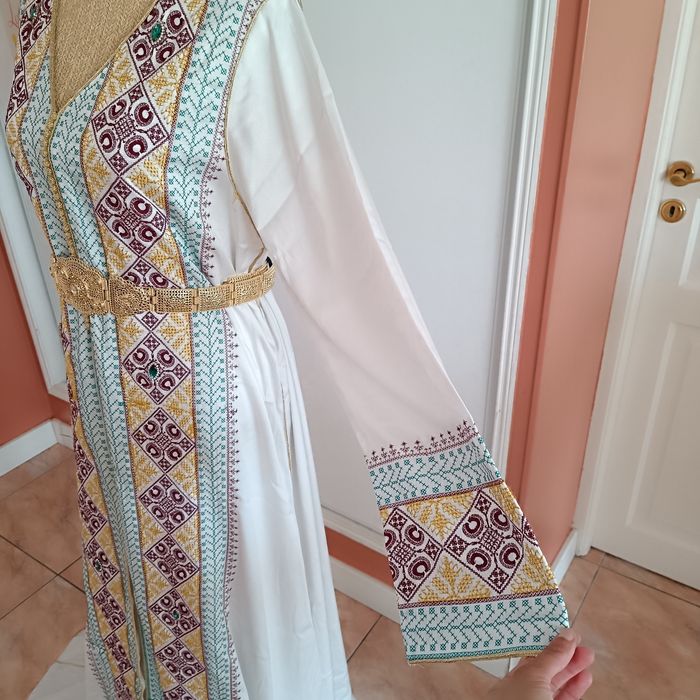 Caftan takchita robe de soirée blanche brodée - photo numéro 5