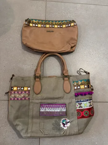 1 Sac desigual avec 1 pochette il manque la bandoulière, le sac a quelques tâches