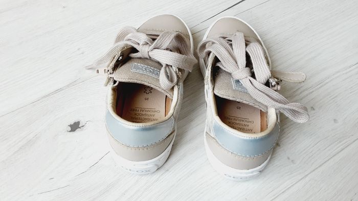 Chaussures Géox type baskets beige à fermeture avec brillants pointure 25 Neuves - photo numéro 5