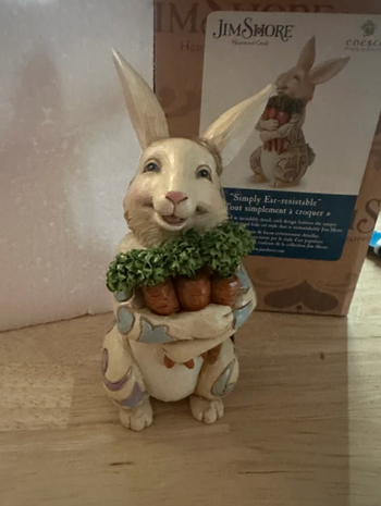 Lapin portant ses carottes