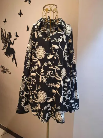 Chemise noire & broderie fleurie