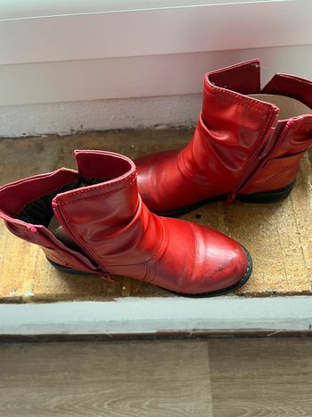 Bottines rouges aspect vieillis