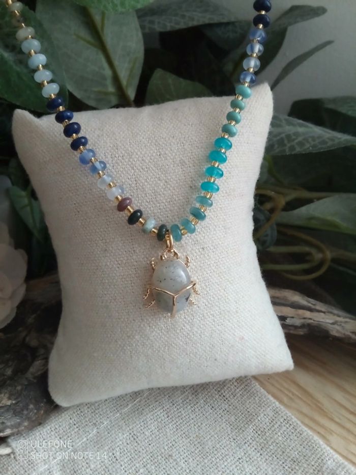 Collier pierres naturelles semi précieuses et scarabée en labradorite