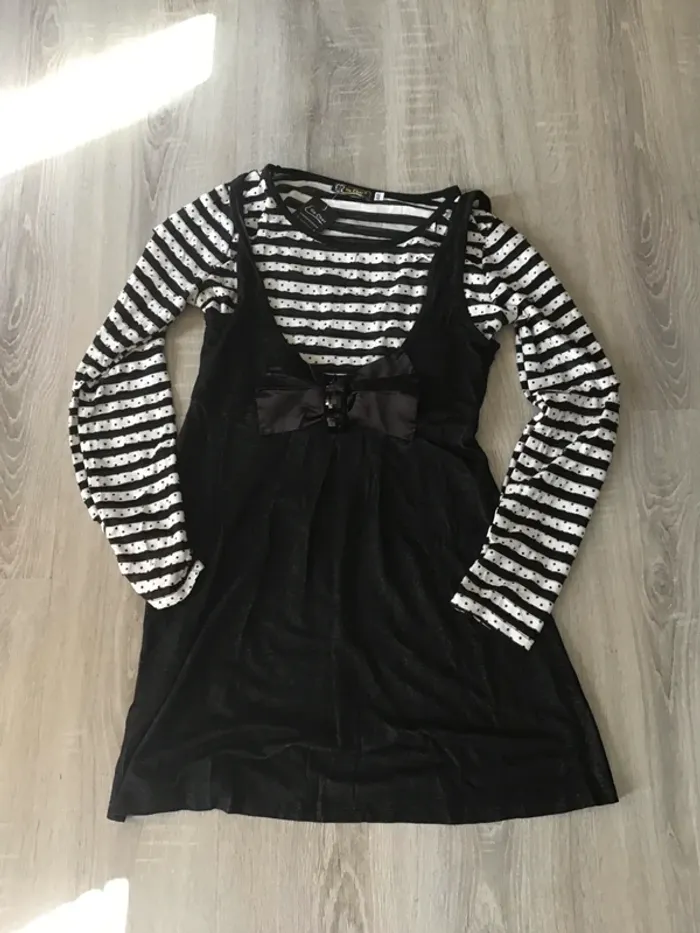 Robe noire et à rayures