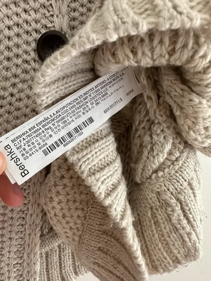 Cape en maille beige avec col roulé et boutons - Élégance hivernale - photo numéro 5