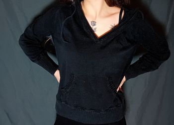 Pull noir capuche