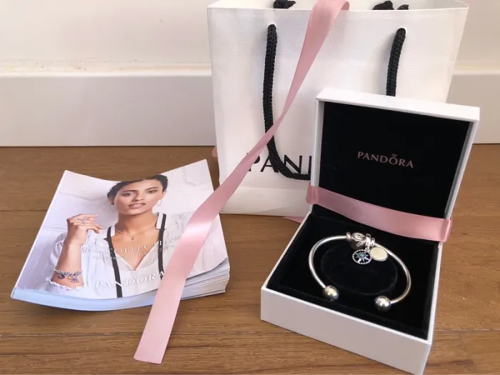 Bracelet Pandora avec charmes