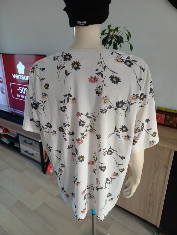 Tee-shirt fleuri T 46 - photo numéro 7