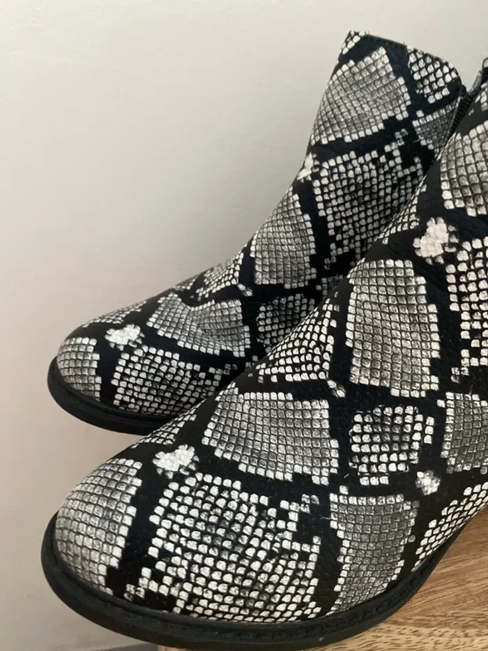 Bottines fourrées, modèle, serpent, - photo numéro 2
