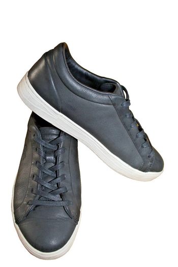 baskets sneakers pour femme de la marque Lacoste pointure 37  couleur noir