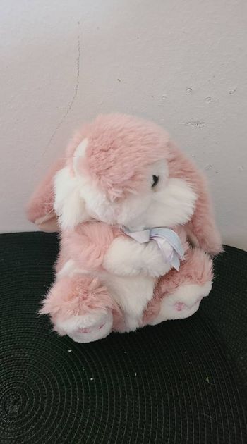 doudou lapin vieux rose assis