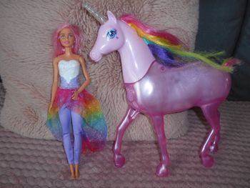 Barbie + licorne lumières magiques Dreamtopia (Mattel)