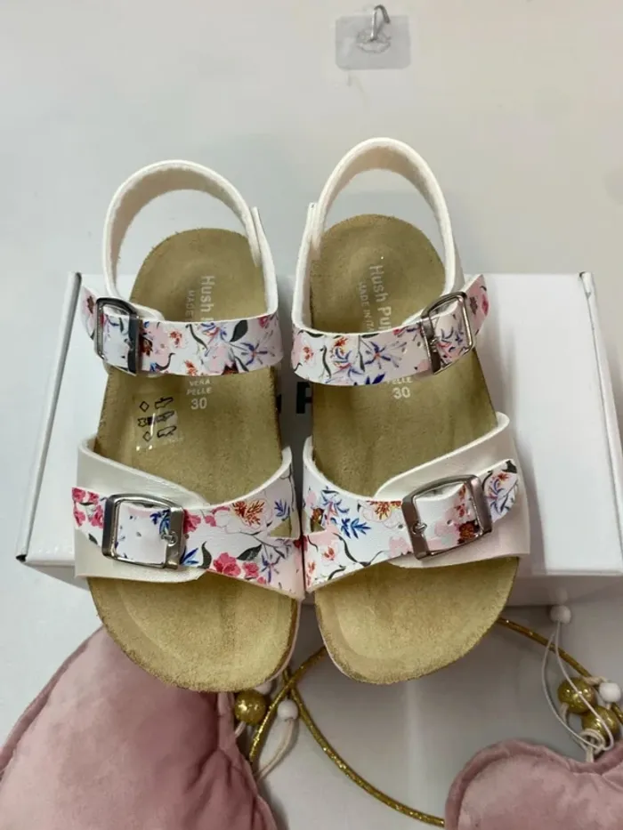 Sandales  fleuries fille (neuf) - Taille 30 - photo numéro 2