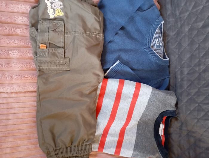 Lot 2 pulls et 1 pantalon  18 mois