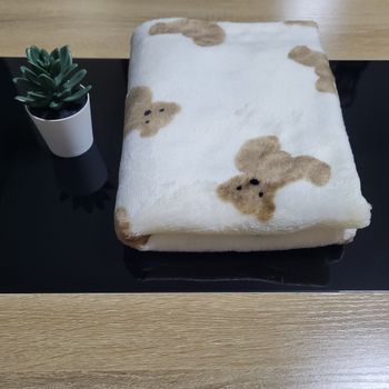 Plaid tout doux motif oursons 🧸 96x78 cmAdorable plaid crème avec motifs oursons, parfait pour cocooner sur le lit de bébé ou décorer une chambre.
Tissu tout doux et chaud, très agréable au toucher 💛
Dimensions : 96x78cm
Neuf jamais servi

✨ Maison non-fu