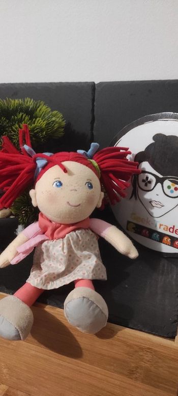 poupee peluche chiffon Mirli Haba  rousse rouge robe fleur rose noeuds bleu